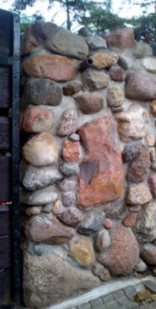 Stone wall with pink & red coloured rocks
